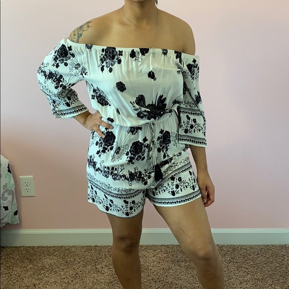 Spiaggia Dolce Dresses & Skirts - Very cute Romper with sleeves NWT